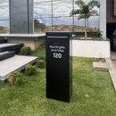 Caixa de correio para encomendas E-Commerce preta em ACM instalada na entrada de condomínio com garagem
