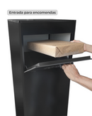 Entregador depositando encomenda no MaxBox pelo sistema de entrada frontal — sem precisar de porteiro ou interfone
