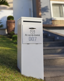 Caixa de correio E-Commerce branca personalizada em ACM com abertura para encomendas em jardim residencial
