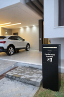 Caixa de correio para encomendas E-Commerce preta em ACM instalada na entrada de condomínio com garagem
