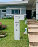 Caixa de correio Itu branca personalizada em ACM com LED instalada em jardim de residência
