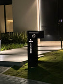 Caixa de correio Itu preta com iluminação LED acesa à noite em fachada moderna residencial