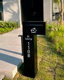 Caixa de correio Itu preta personalizada vista de frente em jardim gramado residencial
