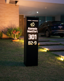 Caixa de correio Slim preta com LED aceso à noite em residência com garagem personalizada
