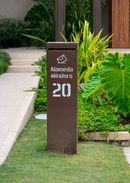 Caixa de correio Slim marrom personalizada em ACM com LED instalada em jardim residencial durante o dia
