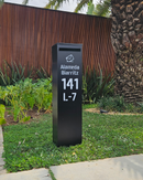 Caixa de correio Slim preta em ACM personalizada instalada em jardim com bambu na fachada
