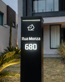 Caixa de correio Slim preta com iluminação LED no entardecer em fachada moderna personalizada
