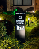 Caixa de correio Slim preta com iluminação LED acesa à noite em jardim residencial personalizada
