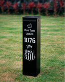 Caixa de correio Slim preta personalizada com escudo do Santos em gramado residencial
