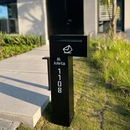 Caixa de correio Itu preta com iluminação LED acesa à noite em fachada moderna residencial