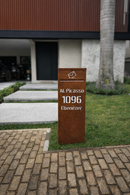 Caixa de correio Vinhedo em ACM corten envelhecido personalizada em jardim de fachada moderna
