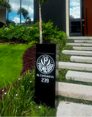 Caixa de correio Vinhedo preta personalizada com escudo do Palmeiras em jardim com escada lateral