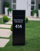 Caixa de correio Vinhedo preta personalizada vista de frente em jardim de residência moderna
