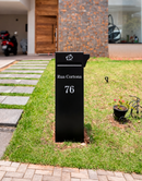 Caixa de correio Vinhedo preta personalizada vista de frente em jardim de condomínio com escada
