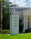 Caixa de correio Vinhedo verde sage personalizada em ACM instalada em jardim de mansão clássica
 