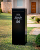 Caixa de correio E-Commerce preta personalizada em ACM com LED instalada em jardim gramado de condomínio
