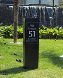 Placa de endereço Malta preta em ACM personalizada instalada em jardim residencial durante o dia
