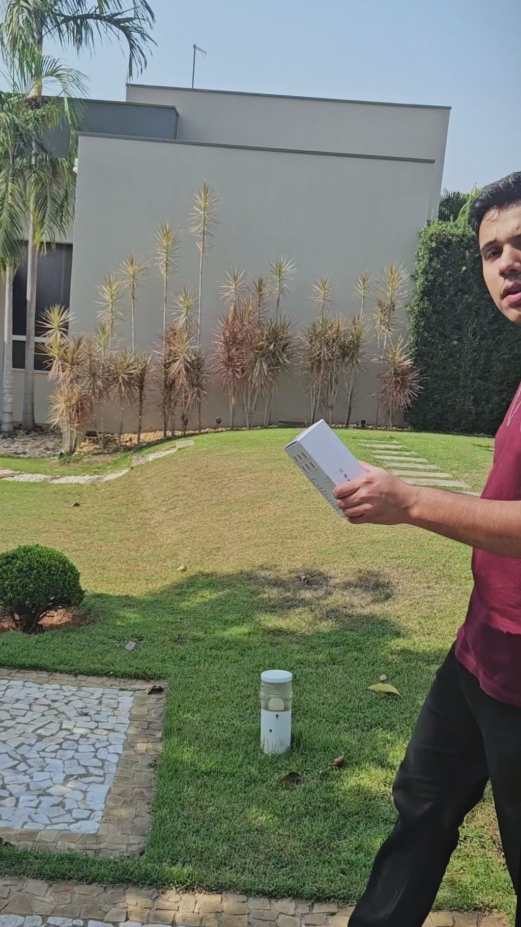 Vídeo demonstrando o funcionamento da caixa de correio E-Commerce — depósito de encomendas pelo entregador e retirada pelo morador com chave em ACM com LED
