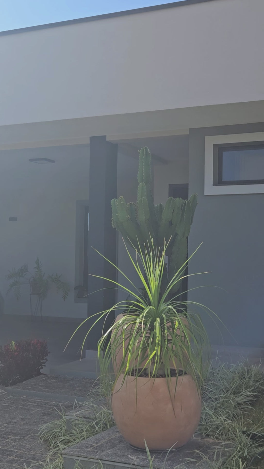 Placa de endereço Malta preta em ACM personalizada instalada em jardim residencial durante o dia 

Totem de endereço Malta preto com iluminação LED acesa à noite em jardim de fachada residencial


